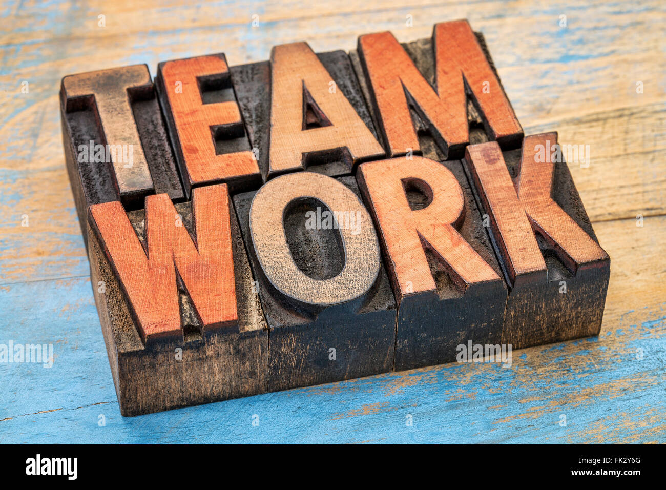Il lavoro di squadra parola abstract in rilievografia vintage tipo legno blocchi di stampa colorati da inchiostri a colori Foto Stock