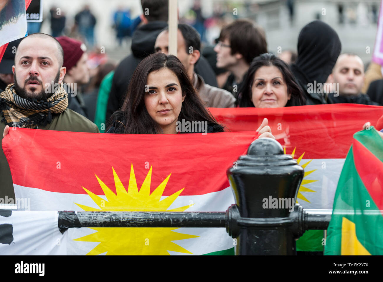 Londra, Regno Unito. 6 marzo 2016. I dimostranti si riuniscono in Trafalgar Square per la 'Stop Turchia della guerra contro i curdi - Rompere il silenzio" protesta chiamando un fine all'assedio e omicidi di massa del popolo curdo in Turchia. Credito: Stephen Chung / Alamy Live News Foto Stock