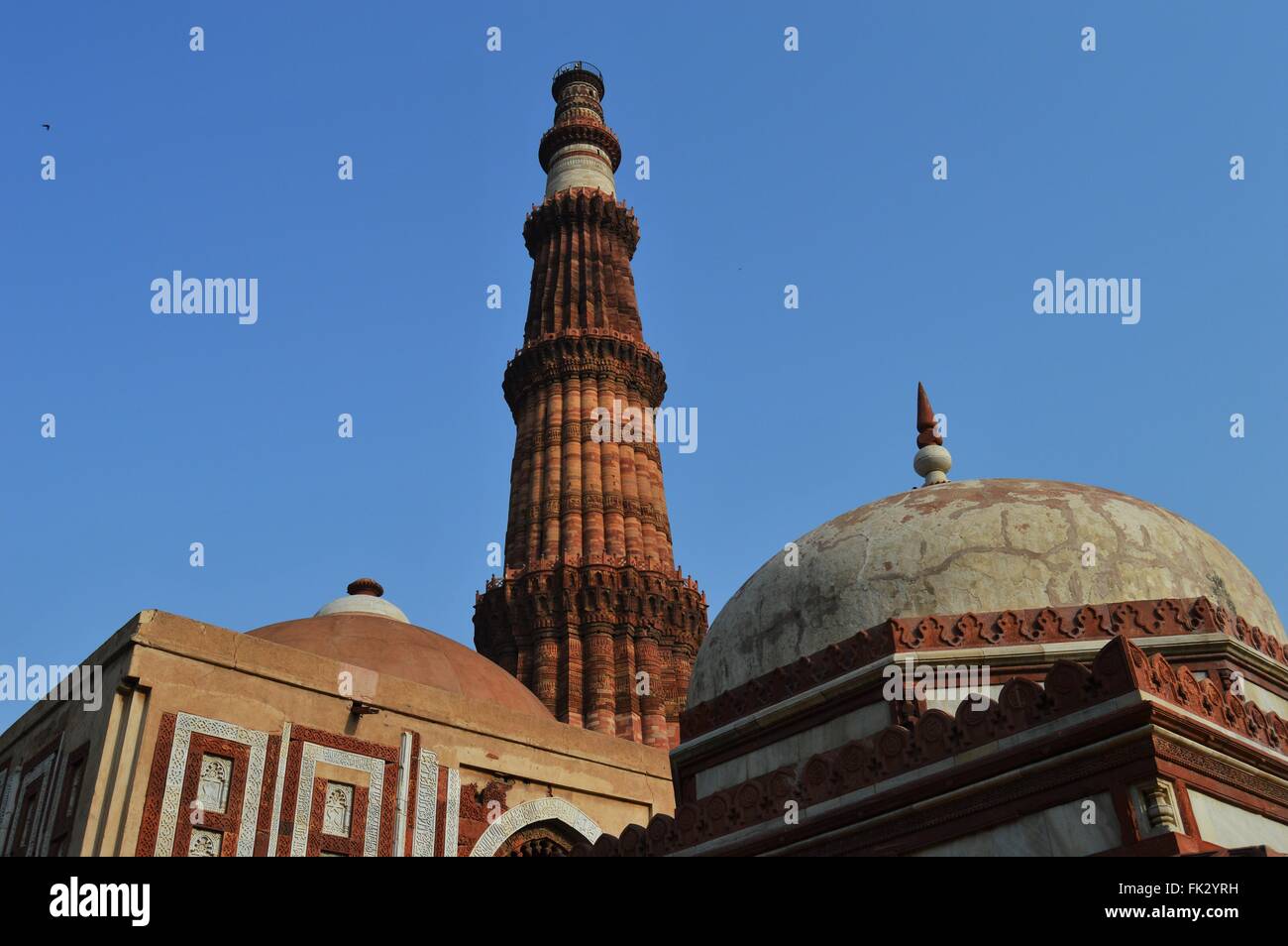 Qutub Minar, a 120 metri, è il più alto mattone minarety nel mondo. La torre si trova a New Delhi, India. Foto Stock