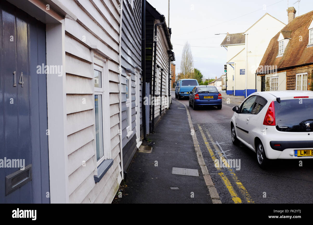 Billericay Essex REGNO UNITO - il traffico passa da vecchie casette a schiera Foto Stock