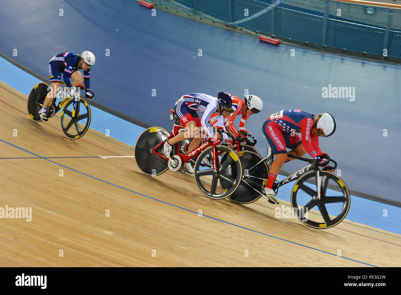 Londra, Regno Unito. 05 Mar, 2016. Il penultimo gruppo di piloti durante la donna Omnium presso UCI 2016 via del campionato del mondo di ciclismo, Lee Valley Park Velo. R a L: Sarah martello (USA), DIDERIKSEN Amalie Dideriksen (DEN), Laura Trott (GBR) e Laurie Berthon (FRA). Credito: Michael Preston/Alamy Live News Foto Stock