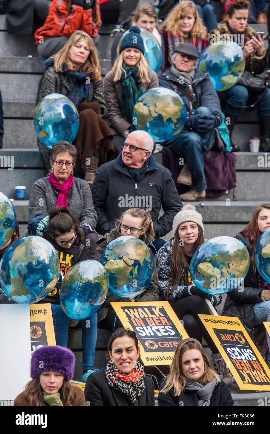 Londra, Regno Unito. 06 Mar, 2016. "Passeggiata nelle scarpe' una giornata della madre marzo in solidarietà con le donne e ragazze di tutto il mondo e in anticipo di International Womens giorno di questa settimana - CARE International a piedi in scarpe led evento da Helen Pankhurst, suo 21-enne figlia Laura Pankhurst, leggenda della musica Annie Lennox, Bianca Jagger, comico Bridget Christie, Segretario di Stato per lo Sviluppo Internazionale Justine Greening, London Mayoral candidati Sadiq Khan e Sophie Walker e un gruppo di "Olympic Suffragettes' in Edwardian abbigliamento con banner. Essi sono anche stati uniti da suor slitta. © Guy essere Foto Stock