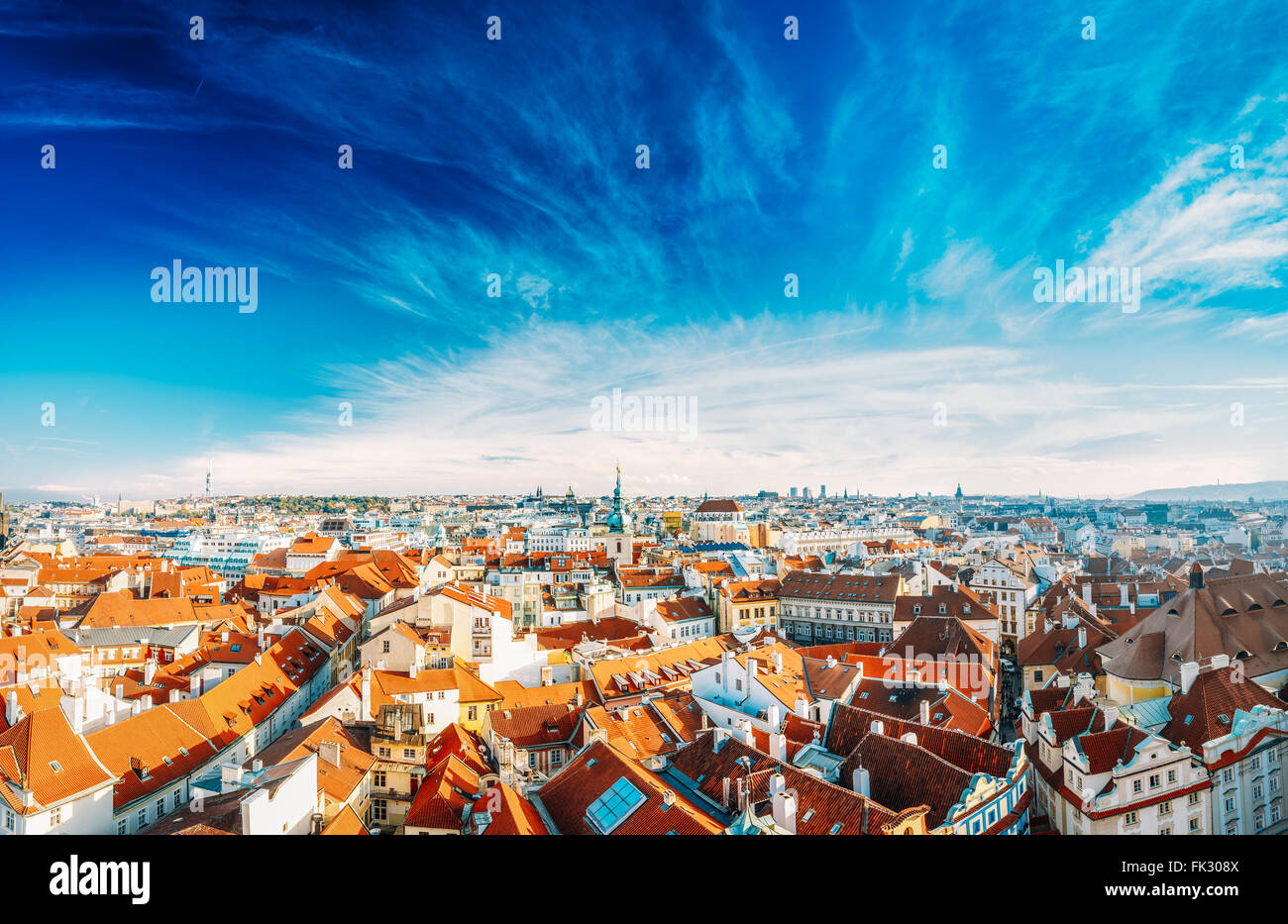 La città di Praga, Repubblica Ceca. Vista dal punto di vista sulla vecchia torre hall. Vecchie case blu sotto il cielo sereno. Foto Stock