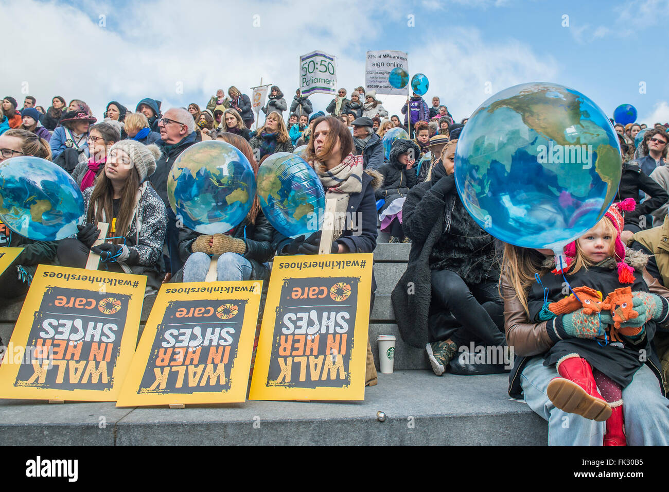Londra, Regno Unito. 06 Mar, 2016. "Passeggiata nelle scarpe' una giornata della madre marzo in solidarietà con le donne e ragazze di tutto il mondo e in anticipo di International Womens giorno di questa settimana - CARE International a piedi in scarpe led evento da Helen Pankhurst, suo 21-enne figlia Laura Pankhurst, leggenda della musica Annie Lennox, Bianca Jagger, comico Bridget Christie, Segretario di Stato per lo Sviluppo Internazionale Justine Greening, London Mayoral candidati Sadiq Khan e Sophie Walker e un gruppo di "Olympic Suffragettes' in Edwardian abbigliamento con banner. Essi sono anche stati uniti da suor slitta. © Guy essere Foto Stock