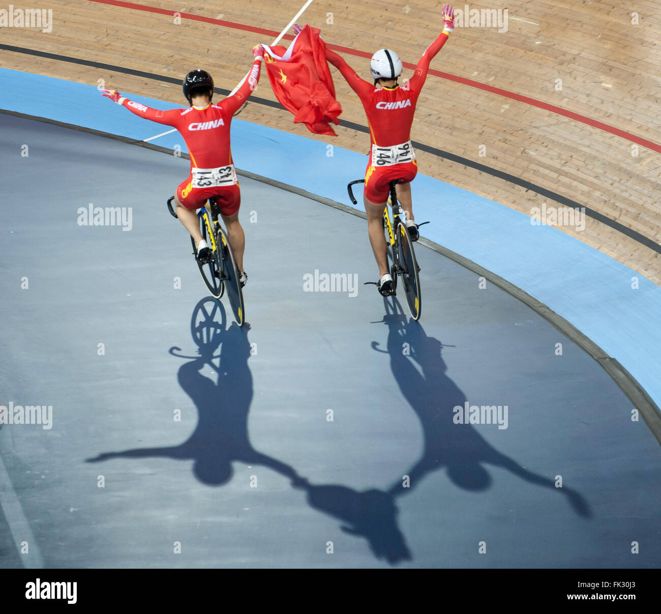 Lee Valley VeloPark, Queen Elizabeth Olympic Park Londra, Regno Unito. 6 Marzo, 2016. Tianshi Zhong [CHN] e Lin Junhong [CHN] celebrano il loro oro e argento nel WomenÕs sprint finale. Credito: Stephen Bartolomeo/Alamy Live News Foto Stock