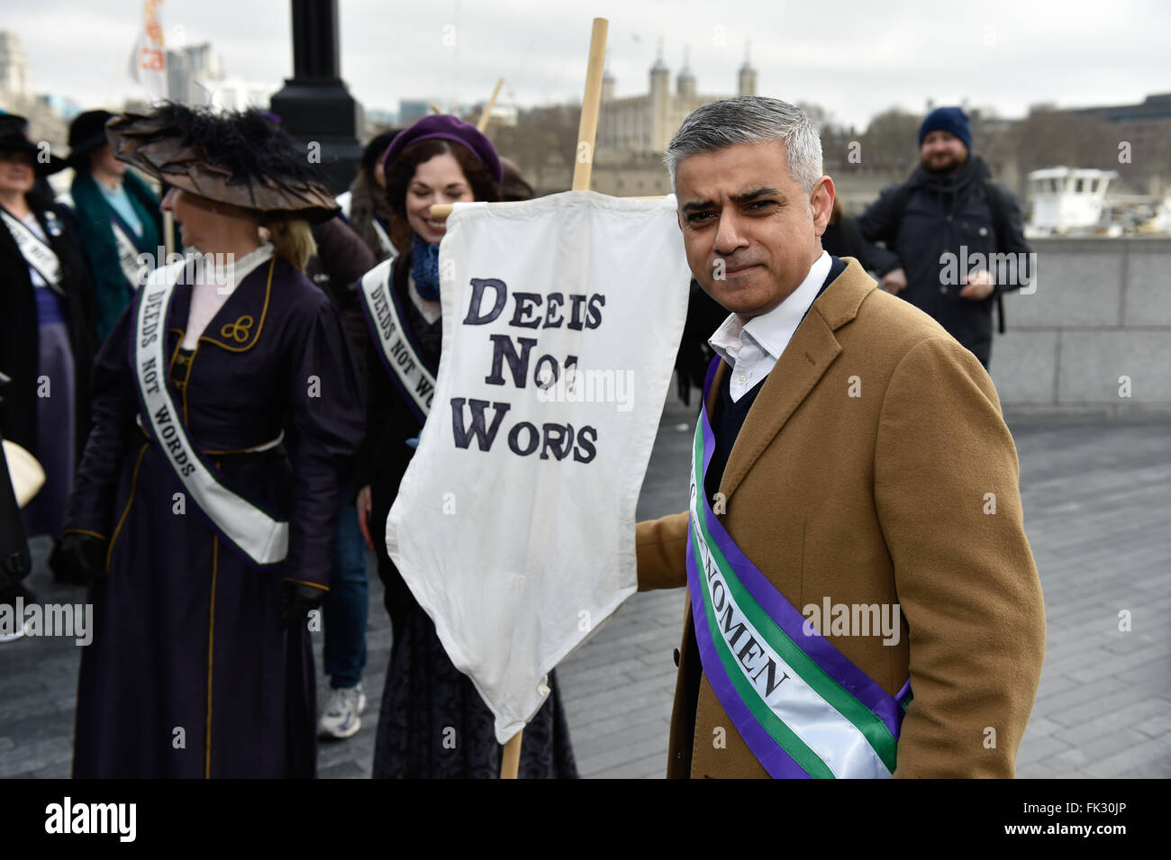 Stars unire attivisti di 'piedi in scarpe' alla festa della mamma marzo per solidarietà con le donne e ragazze di tutto il mondo a cura di beneficenza internazionali rally in Londra, Regno Unito. 06 Mar, 2016. Credito: Alan West/Alamy Live News Foto Stock