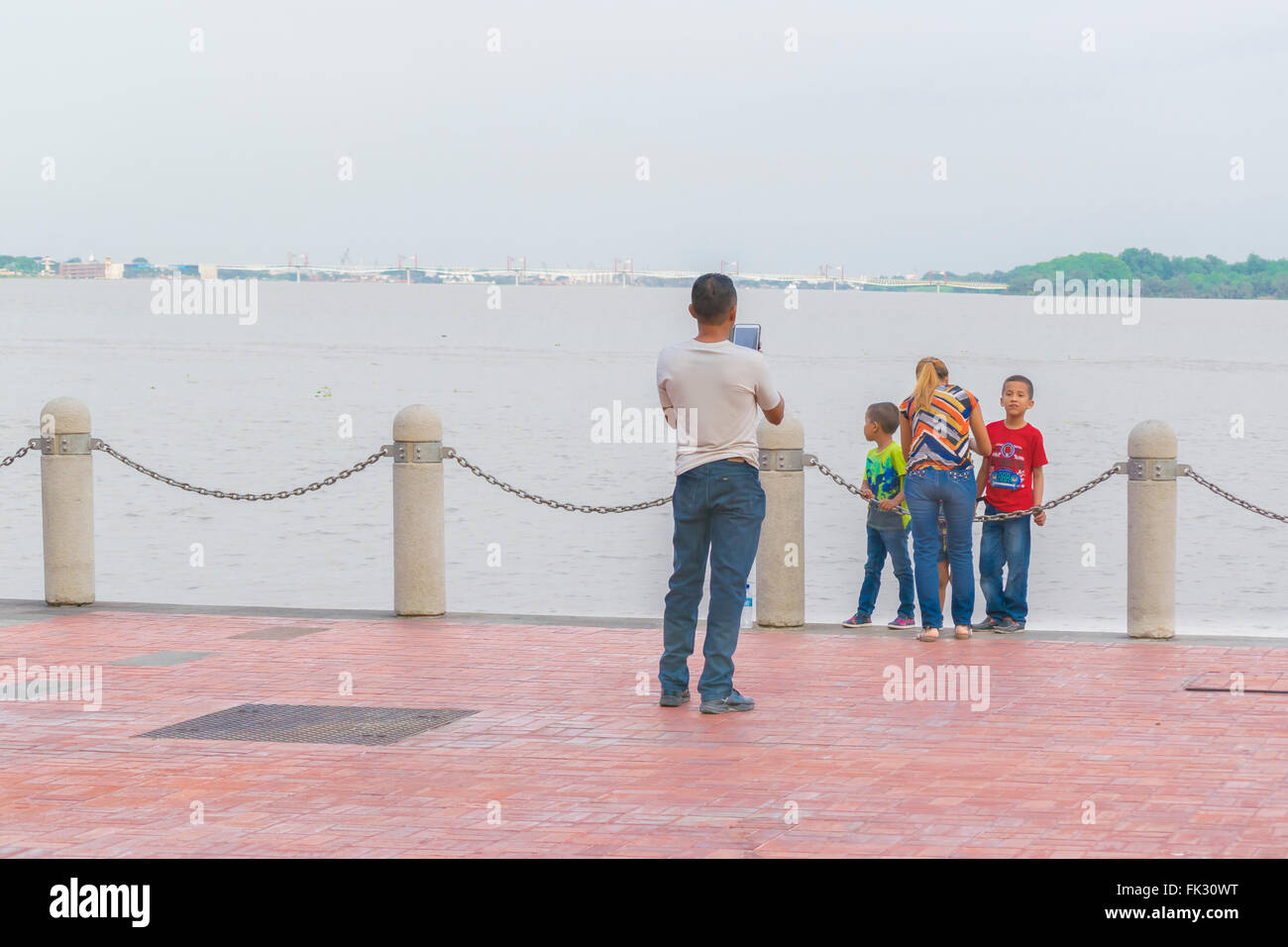 GUAYAQUIL, ECUADOR - ottobre - 2015 - padre di scattare una foto della sua famiglia presso il lungomare di Malecon 2000 Foto Stock