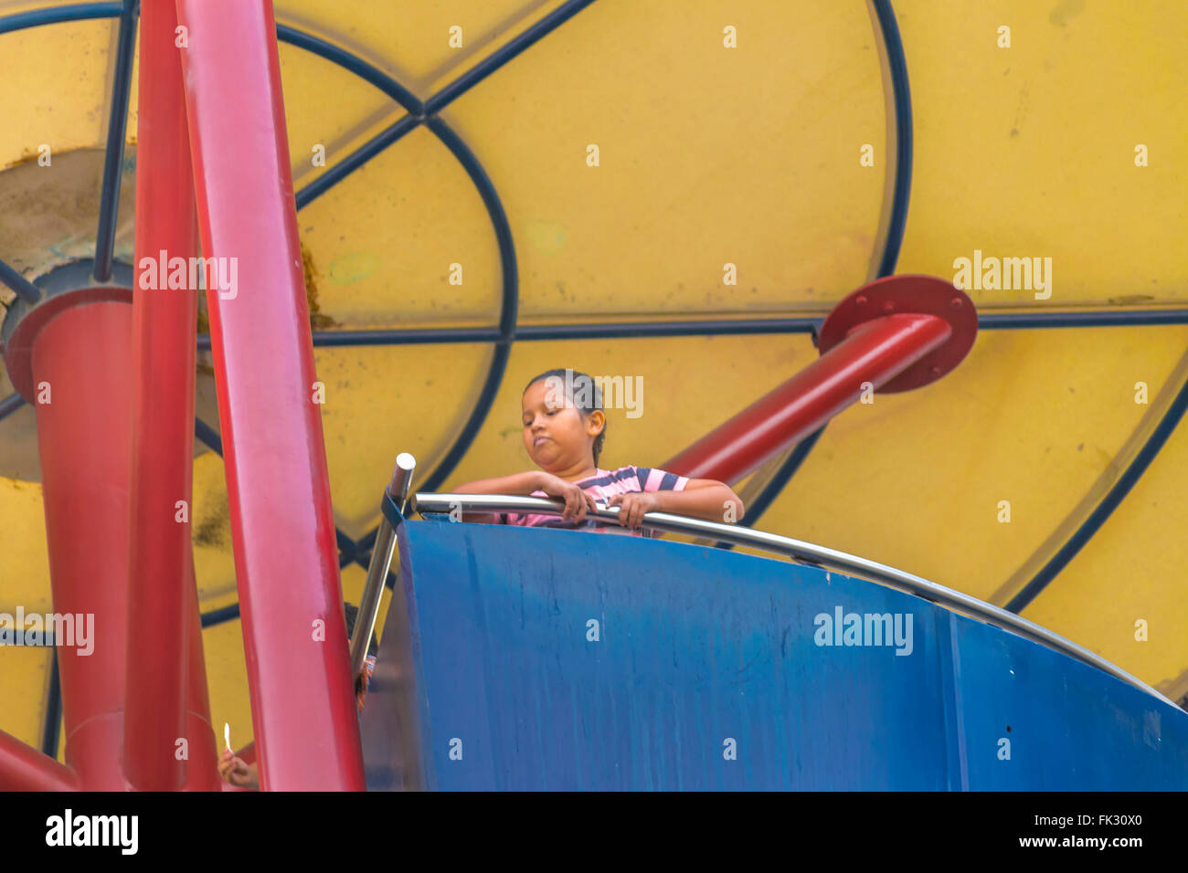 GUAYAQUIL, ECUADOR - ottobre - 2015 - basso angolo di visione del latino i bambini nella parte superiore di un punto di vista al famoso Malecon 2000 Foto Stock