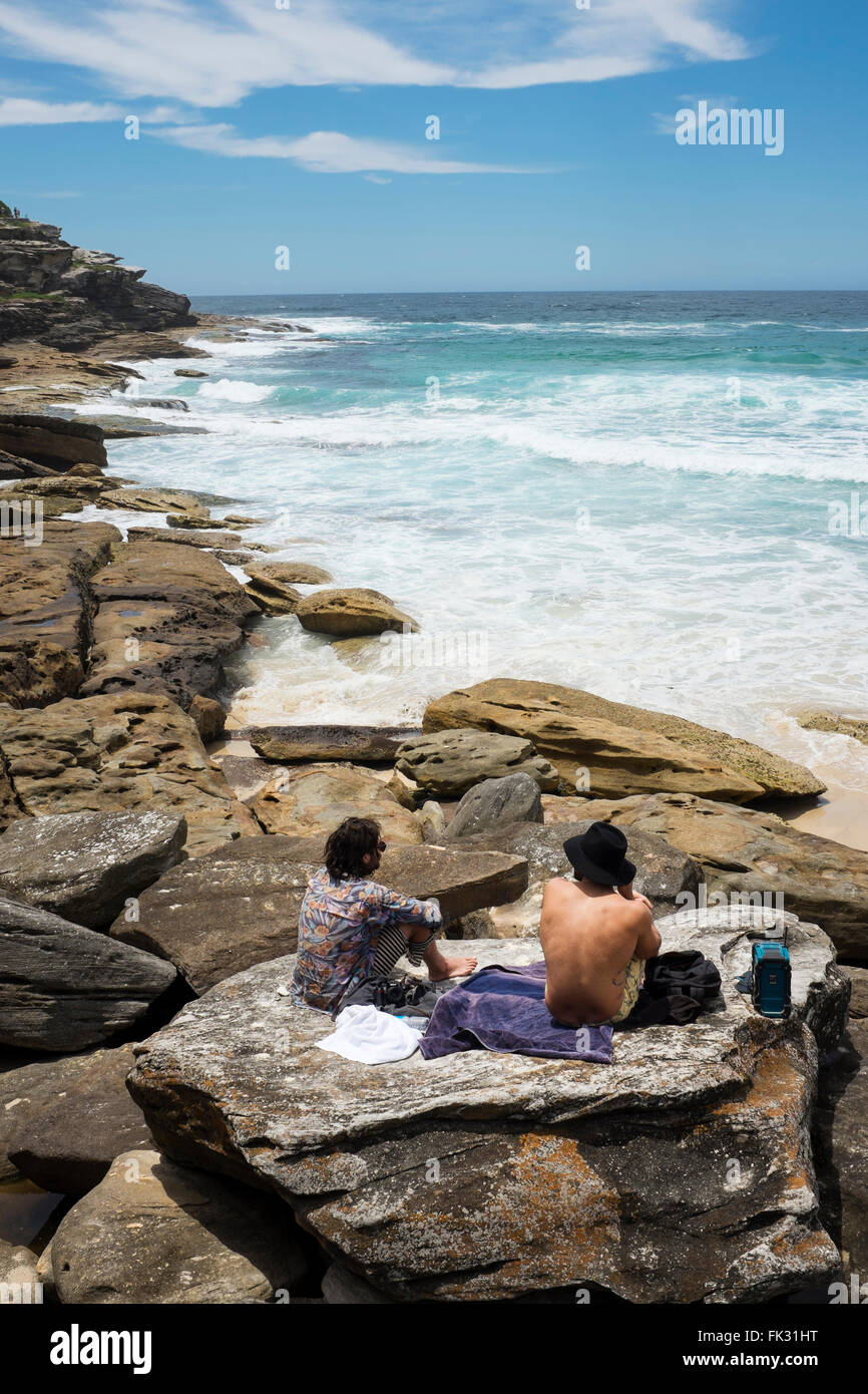 Due uomini guardando la vista lungo il Coogee per Bondi passeggiata costiera, Sydney, NSW, Australia Foto Stock