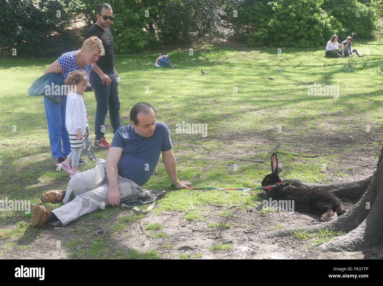 Una famiglia fermare a guardare un coniglio gigante di nome Kubwa (Giapponese per il gigante di St James's Park , Londra Foto Stock