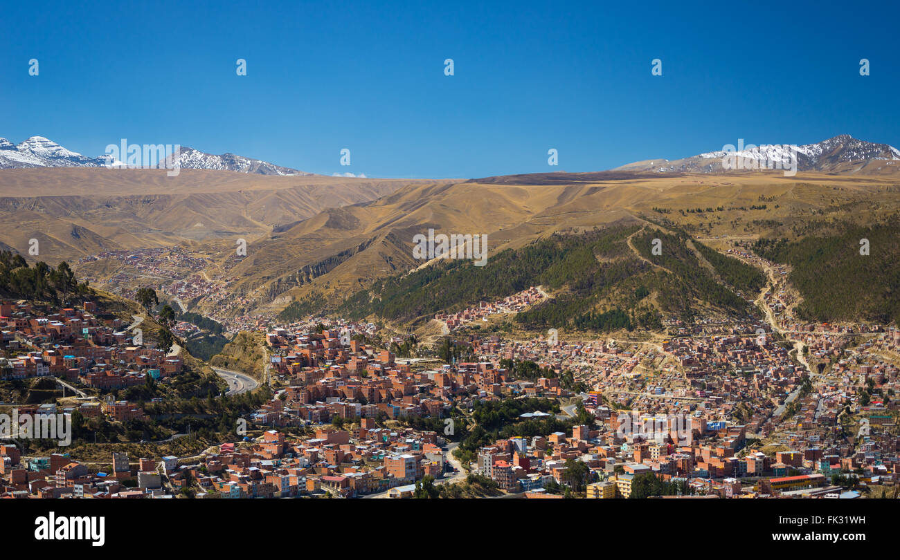 Paesaggio di La Paz da El Alto, Bolivia, con le splendide cime mountain range in background. Foto Stock