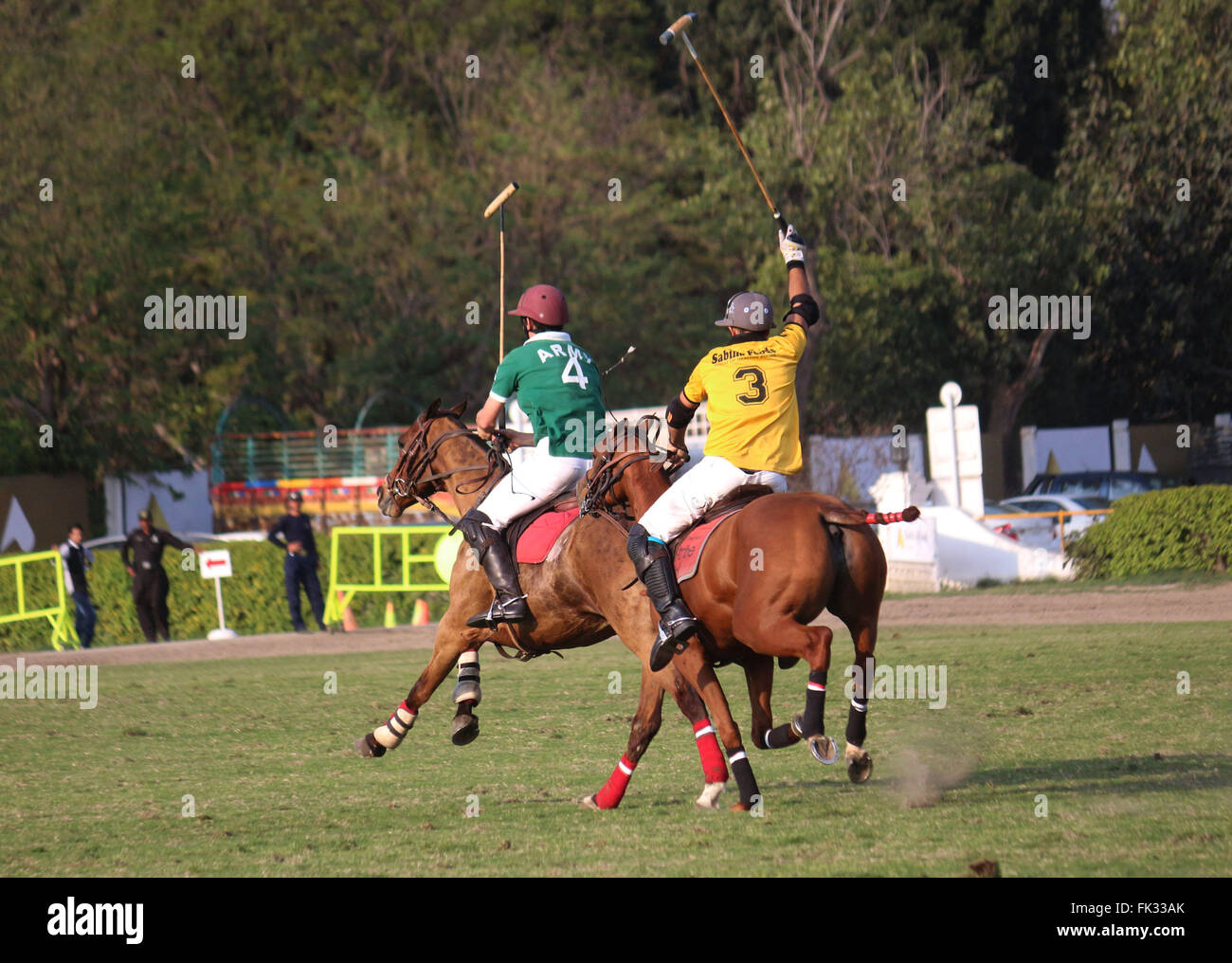 Una vista della partita di polo durante il Bank Alfalah Premier svolto tra esercito Pak e Sabiha alimenti a racecourse polo club. (Foto di rana Sajid Hussain / Pacific Stampa) Foto Stock