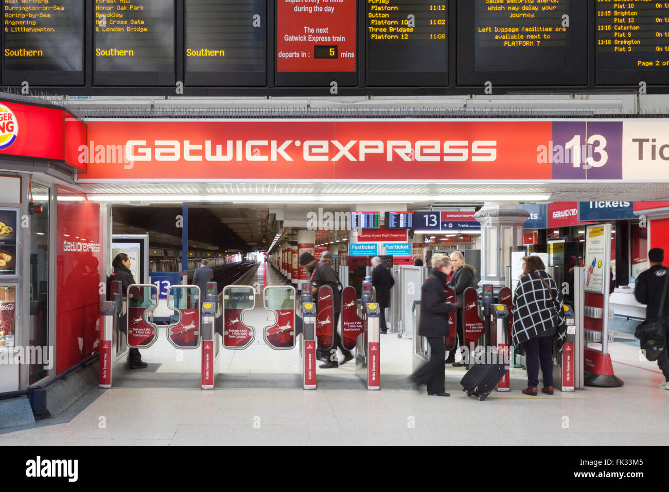 Ingresso al Gatwick Express Rail servizio del treno, la stazione Victoria, London REGNO UNITO Foto Stock