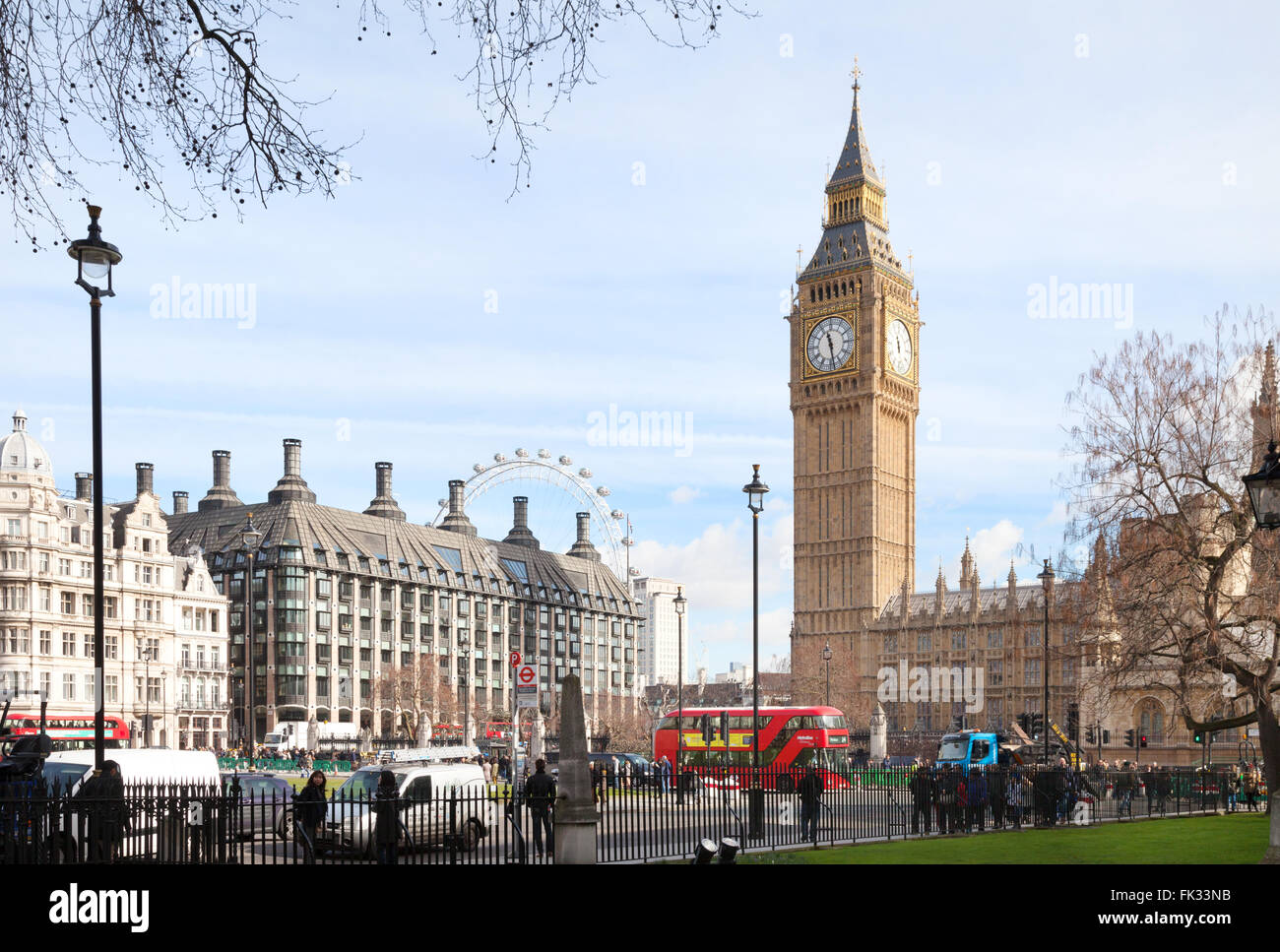 La Casa del Parlamento e dal Big Ben visto dalla piazza del Parlamento, London REGNO UNITO Foto Stock