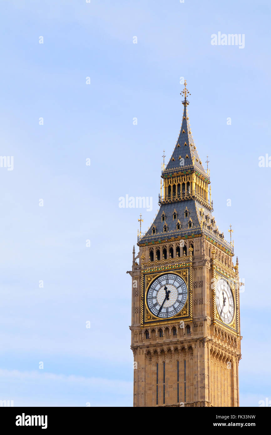 Big Ben clock tower e cielo blu, London REGNO UNITO Foto Stock