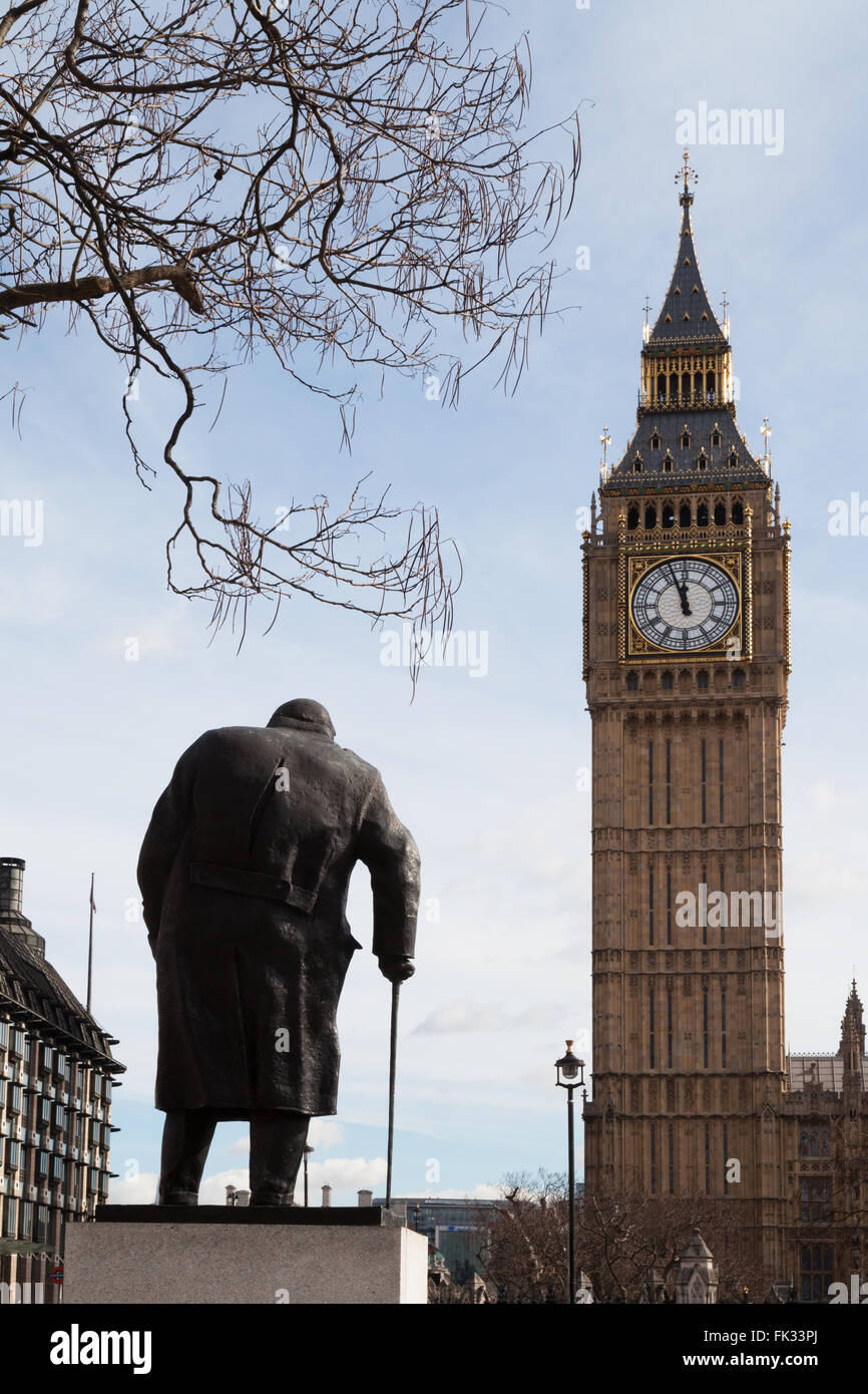 Il Big Ben e la statua di Winston Churchill, la piazza del Parlamento, London REGNO UNITO Foto Stock