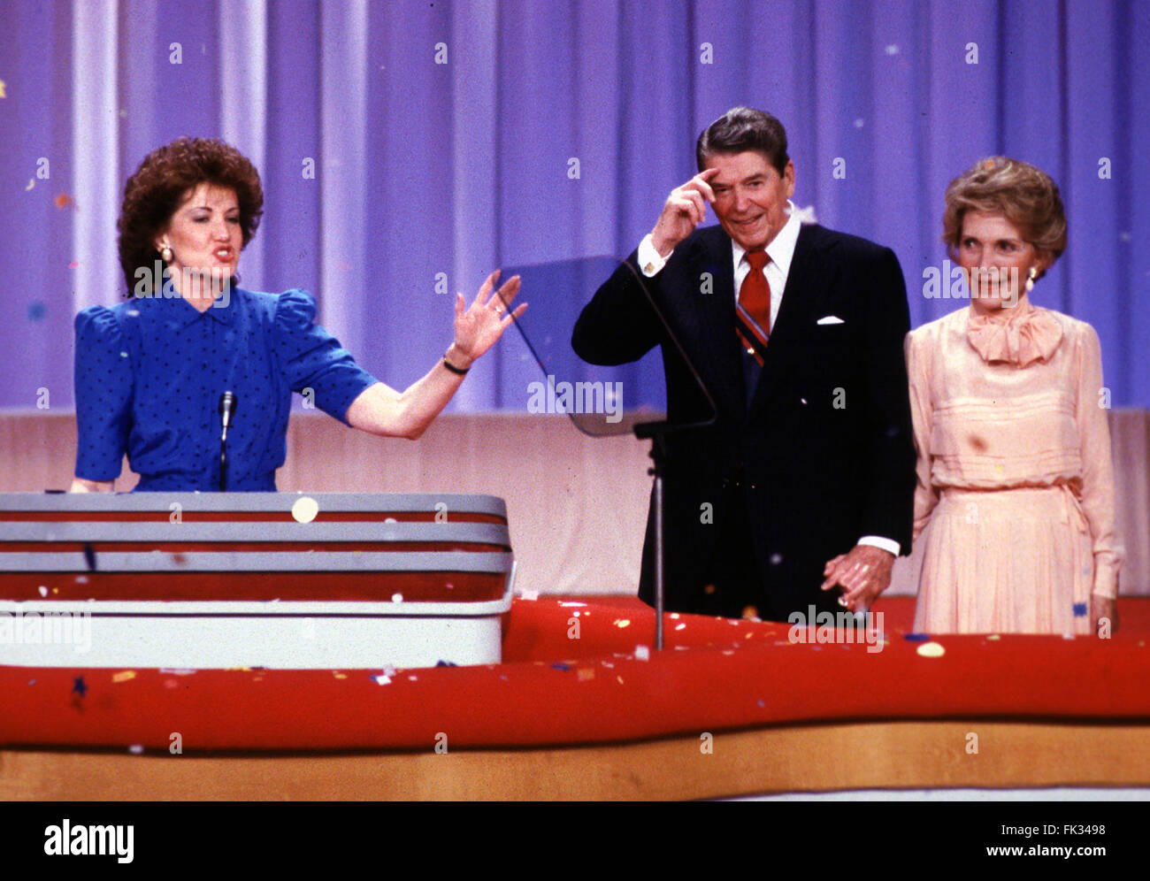 New Orleans, Louisiana, Stati Uniti d'America. Il 15 agosto, 1988. Stati Uniti Segretario dei trasporti Elizabeth Dole, sinistra, accoglie U.S. Il Presidente Ronald Reagan, centro, e la First Lady Nancy Reagan, a destra per il 1988 Convention Nazionale Repubblicana a New Orleans, Louisiana, il 15 agosto 1988. La signora Dole ha vinto una sede negli Stati Uniti Senato nel 2002.Credit: Arnie Sachs/CNP © Arnie Sachs/CNP/ZUMA filo/Alamy Live News Foto Stock