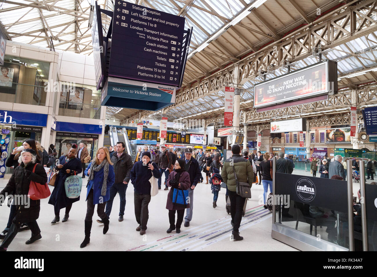Passeggeri ferroviari dell'atrio, la stazione ferroviaria di Victoria, London REGNO UNITO Foto Stock