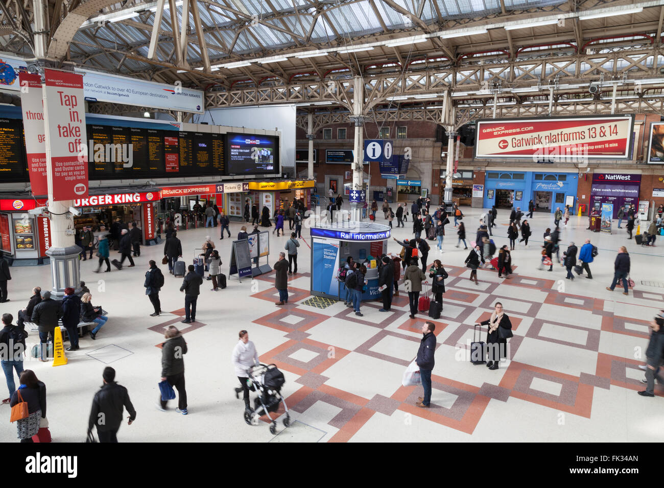 Persone a Victoria stazione ferroviaria atrio, Londra Regno Unito Foto Stock