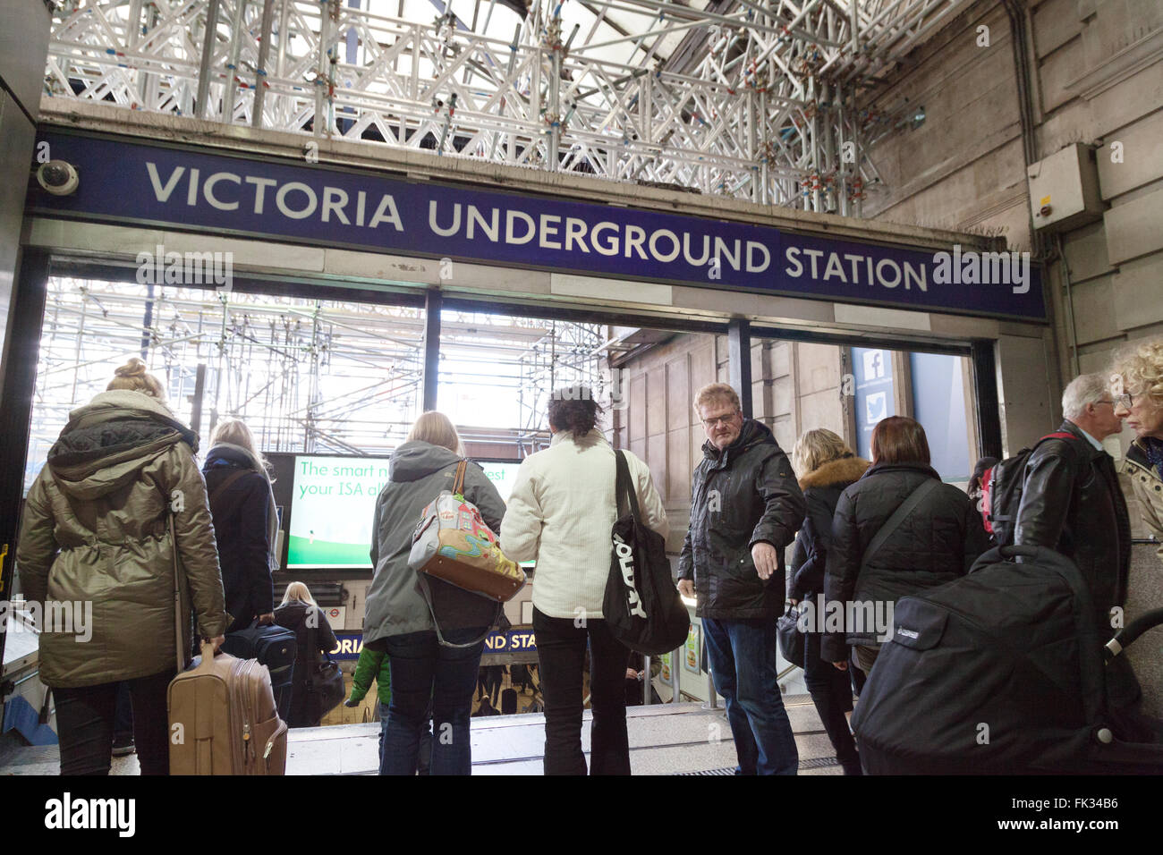 Le persone che entrano nel Victoria la stazione della metropolitana sulla linea Victoria, la stazione Victoria, London REGNO UNITO Foto Stock