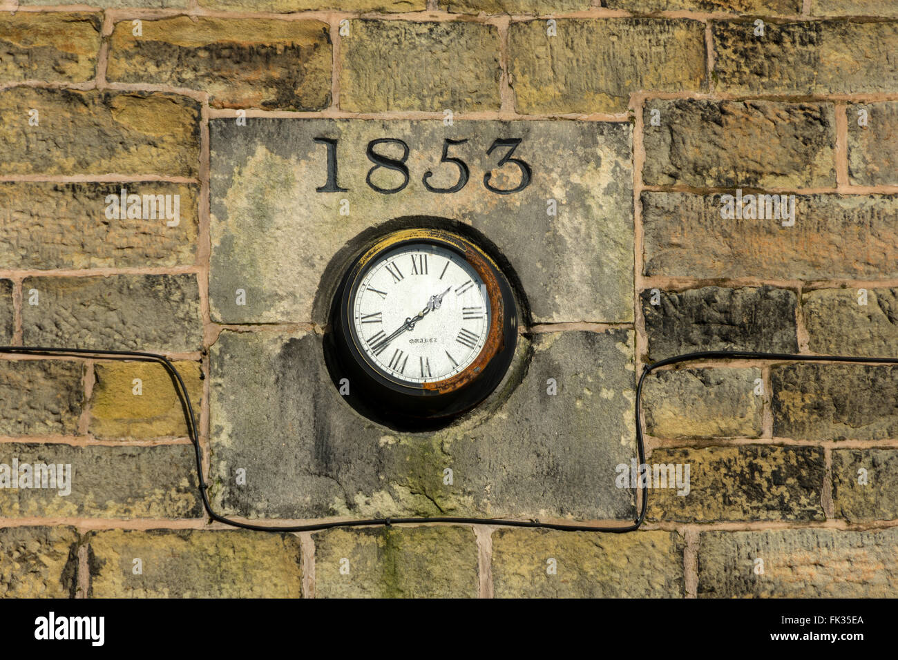 Orologio su una parete in corrispondenza di ramo di strada Farm, vicino Smithy Bridge, vicino Littleborough, Greater Manchester, Regno Unito Foto Stock