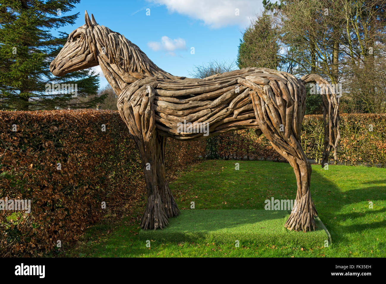 Un cavallo di legno di una scultura in un giardino vicino Littleborough, Greater Manchester, Regno Unito Foto Stock