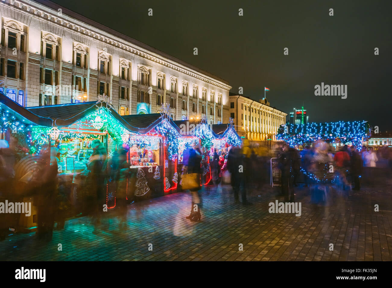 Città natale shopping arcade con una festa di Capodanno gli attributi in town square a Minsk, in Bielorussia. Foto Stock