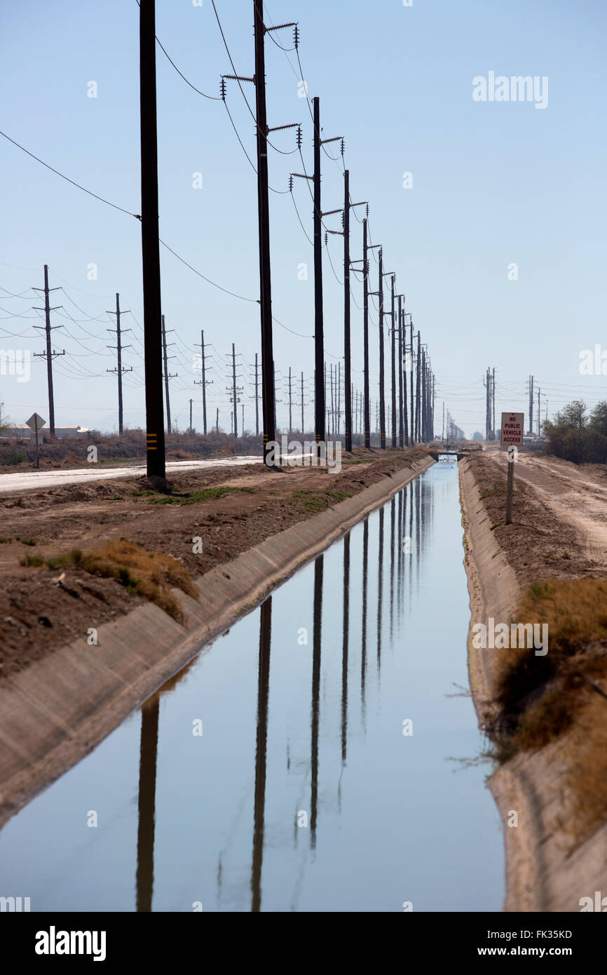 Canale di irrigazione, Imperial Valley, California, Stati Uniti d'America Foto Stock