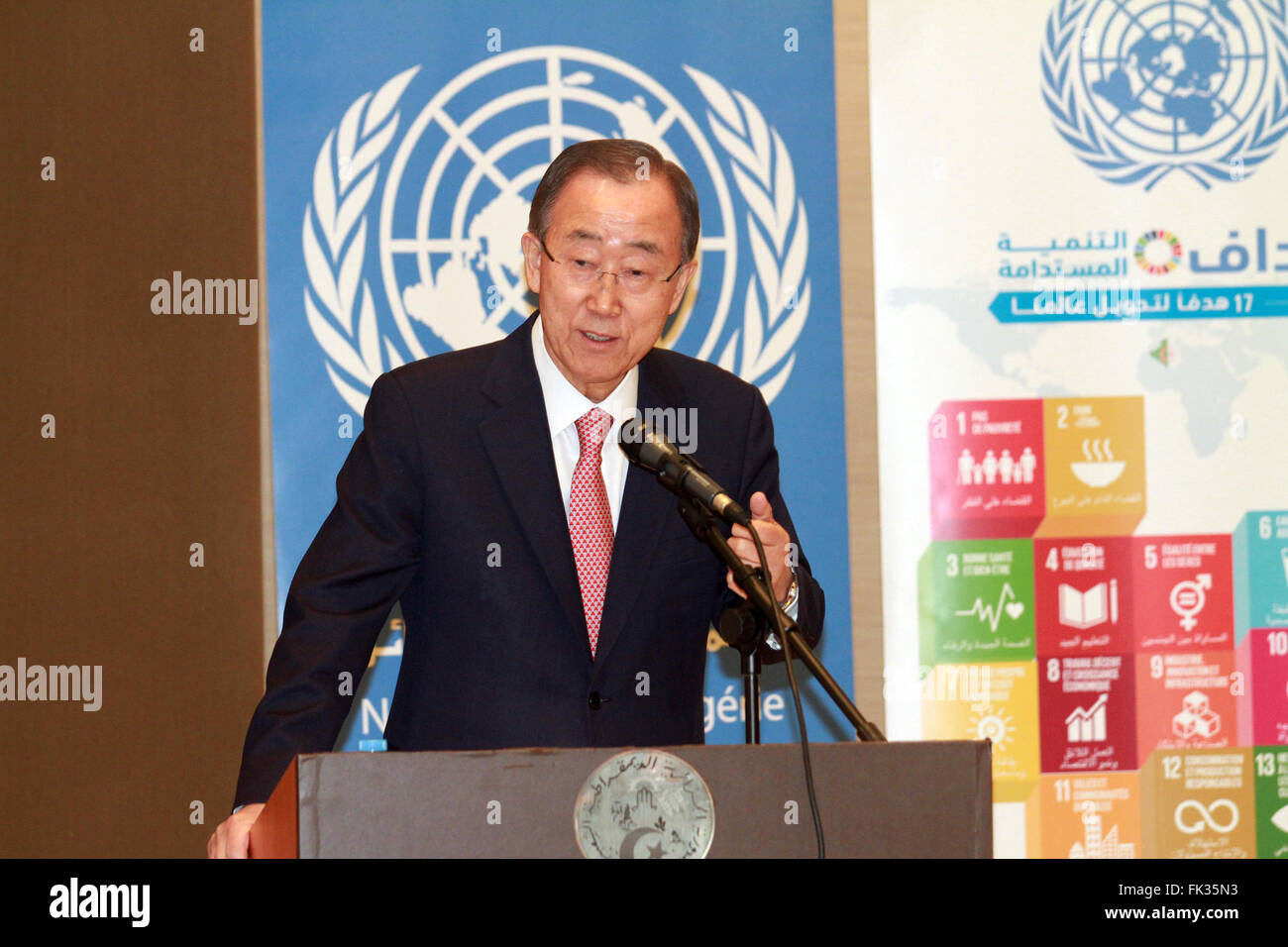 Algeri. 6 Mar, 2016. Segretario Generale delle Nazioni Unite Ban Ki-moon partecipa a una conferenza stampa ad Algeri, Algeria, 6 marzo 2016. Ban Ki-moon domenica detto qui che la crisi internazionale non potrebbero essere risolti attraverso una soluzione militare tranne quando si tratta della lotta contro il terrorismo. Credito: Xinhua/Alamy Live News Foto Stock