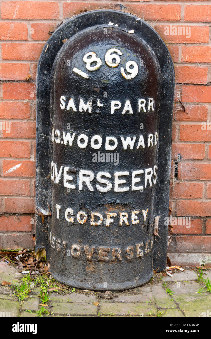 Parrocchia marcatore di confine, datata 1869, realizzato in ghisa sul Nottingham Canal alzaia, Nottingham, Inghilterra, Regno Unito Foto Stock