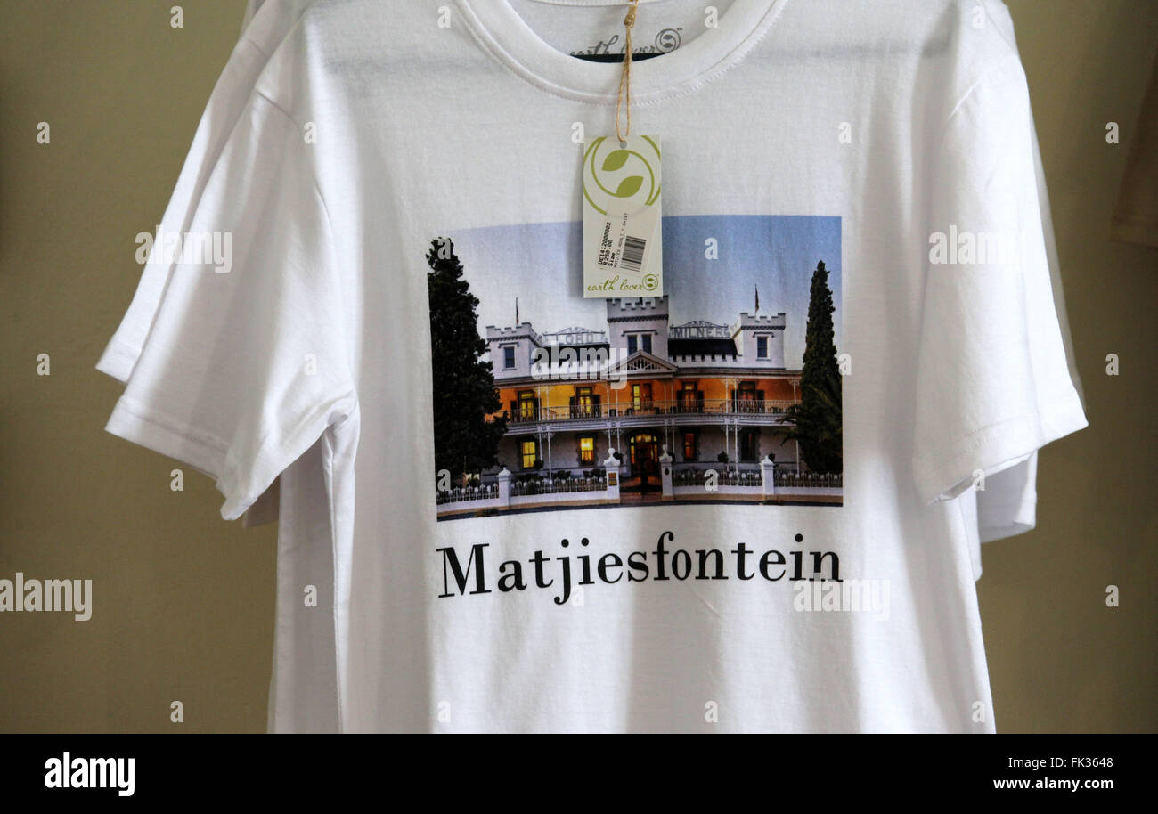 Souvenir tee shirt in vendita presso Matjiesfontein nella Western Cape del Sud Africa Foto Stock