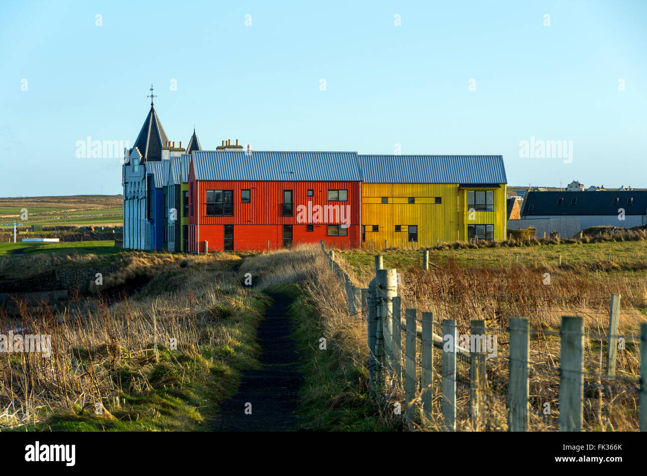 Le colorate casette della 'Inn a John O'semole', guardando ad est dalla costa percorso, Caithness in Scozia, Regno Unito Foto Stock