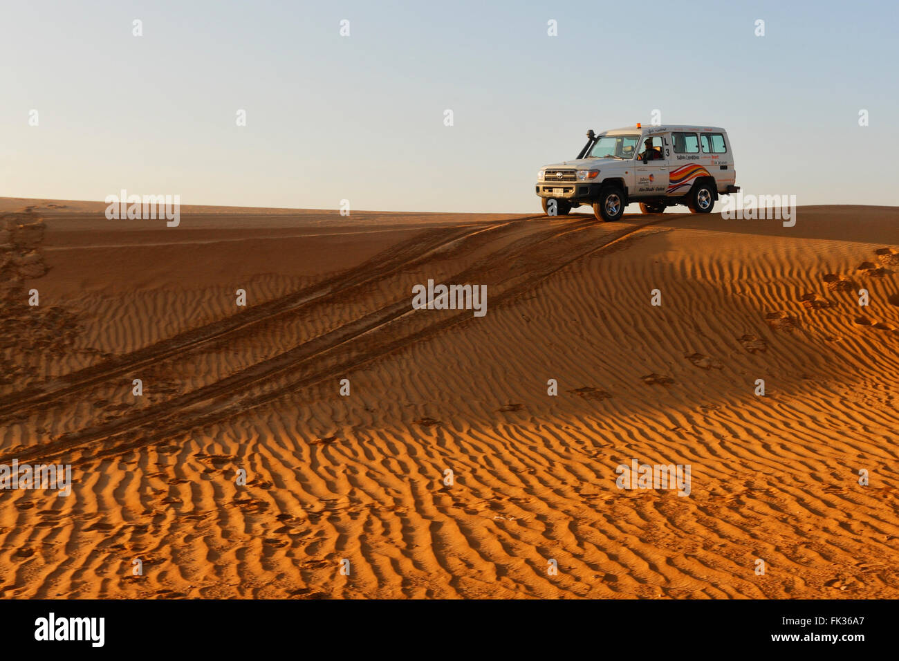 Desert safari in jeep e guida su dune di sabbia, Dubai, Emirati Arabi Uniti Foto Stock Desert safari in jeep e guida su dune di sabbia, Dubai, Emirati Arabi Uniti Foto Stock