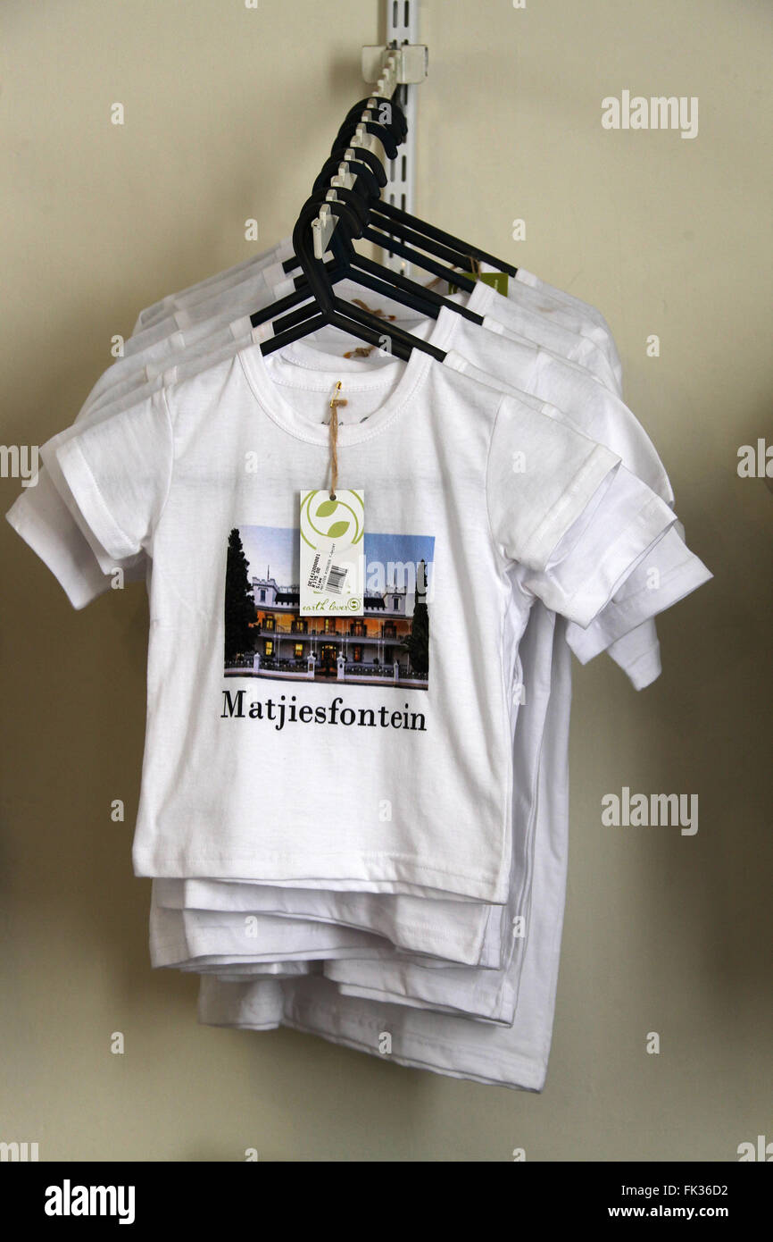 Souvenir tee shirt in vendita presso Matjiesfontein nella Western Cape del Sud Africa Foto Stock