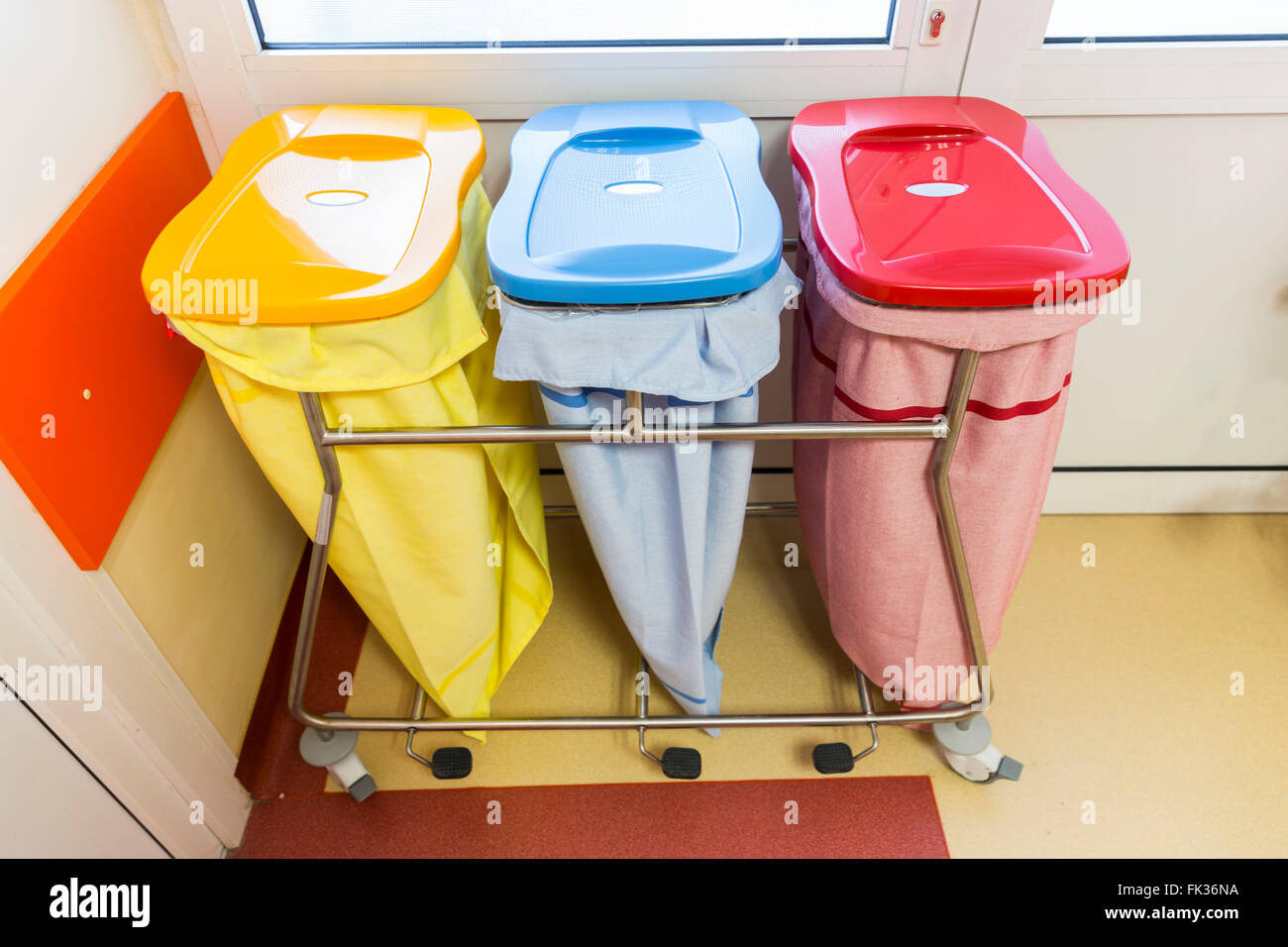 Tre scomparti di riciclo in un ospedale per i diversi tipi di rifiuti. Foto Stock