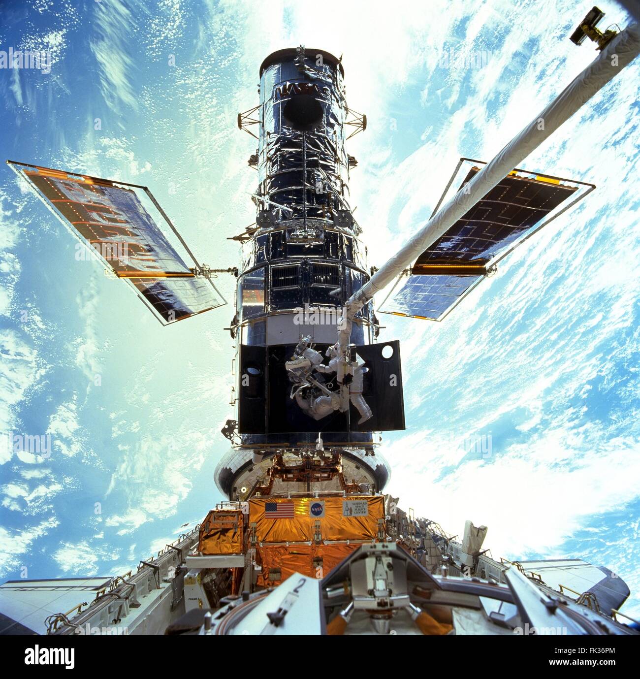 Gli astronauti John Grunsfeld e Steven Smith esegue le riparazioni e aggiornamenti del telescopio spaziale Hubble nel corso STS-125 attività extravehicular Dicembre 22, 1999 in orbita intorno alla terra. Foto Stock