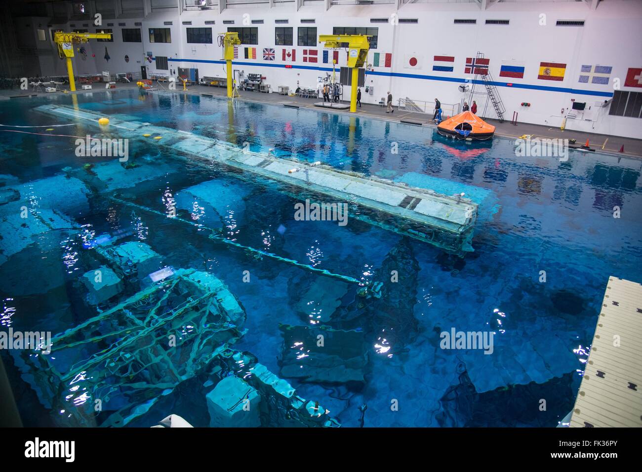 Vista generale della spinta di galleggiamento neutra di laboratorio utilizzati per l'astronauta EVA la simulazione di formazione presso il Johnson Space Center Dicembre 4, 2015 a Houston, Texas. Foto Stock