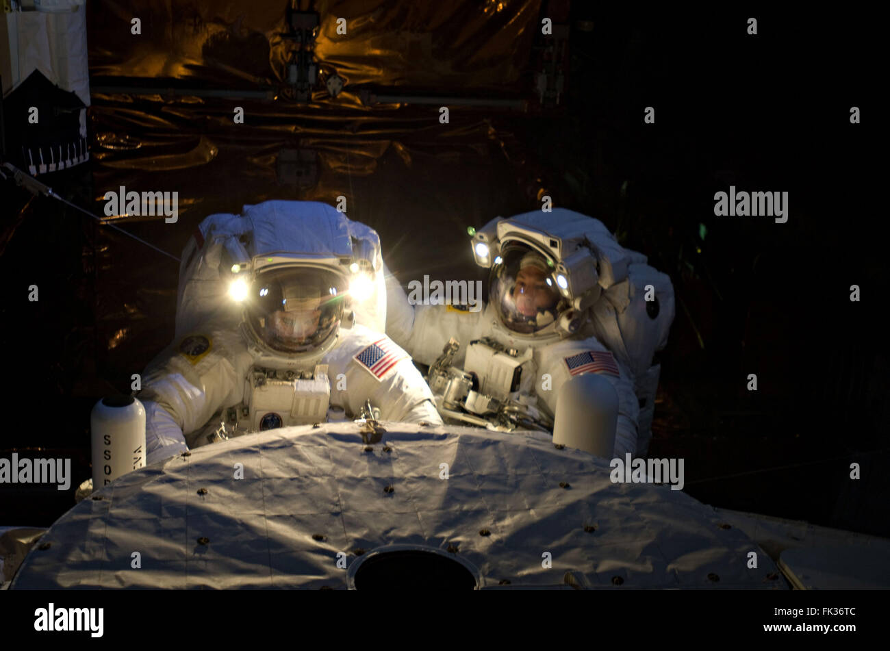 Gli astronauti John Grunsfeld (sinistra) e Andrew Feustel esegue le riparazioni e aggiornamenti del telescopio spaziale Hubble nel corso STS-125 attività extravehicular Maggio 18, 2009 in orbita intorno alla terra. Foto Stock