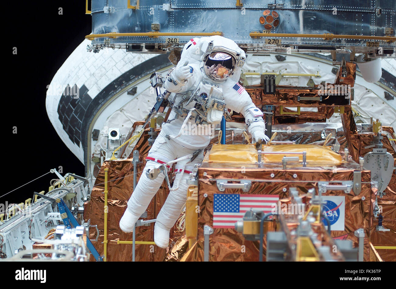 L'astronauta della NASA James Newman si muove nello spazio Columbias navetta cargo bay mentre si lavora sul telescopio spaziale Hubble riparazioni in STS-109 attività extravehicular Marzo 5, 2002 in orbita intorno alla terra. Foto Stock