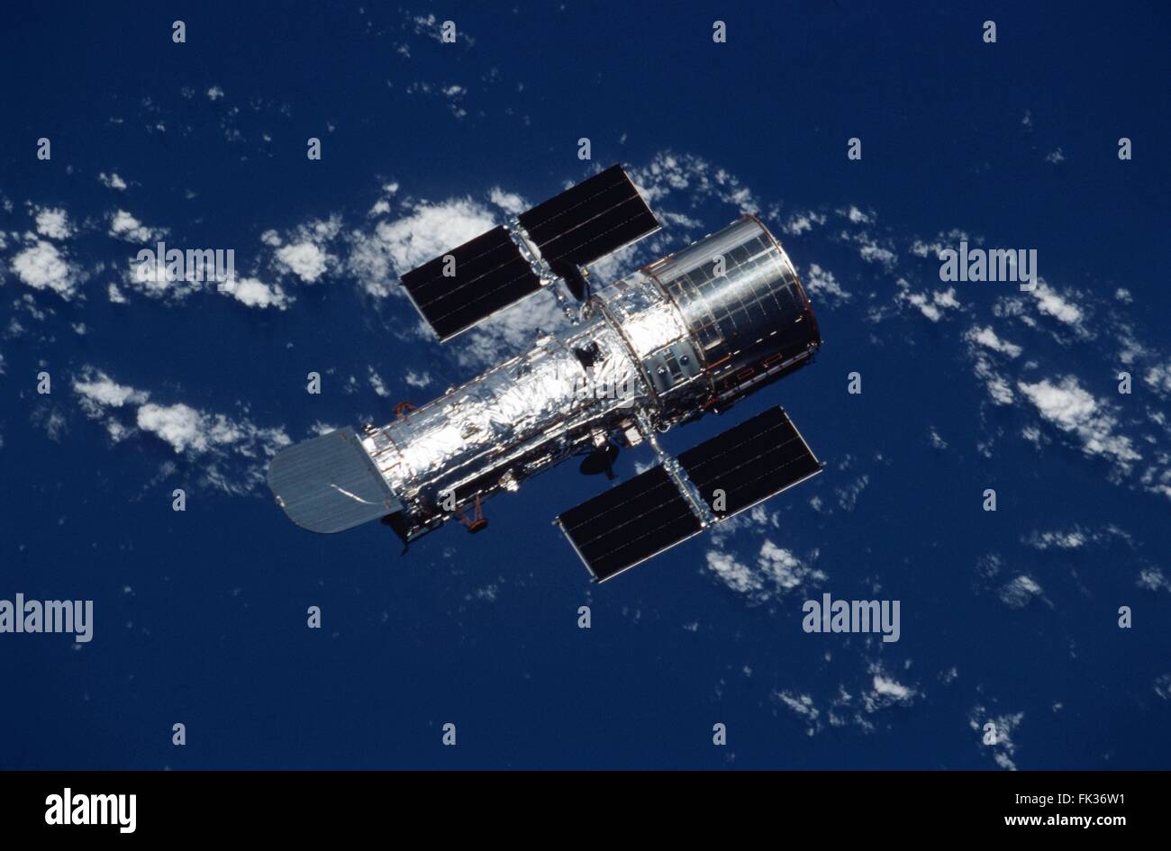 Il Telescopio Spaziale Hubble galleggianti in prossimità della navetta spaziale Discovery come l'equipaggio di STS-125 prepararsi ad afferrare l'Osservatorio flottante con il braccio robotico 13 Maggio 2009 in orbita intorno alla terra. Foto Stock