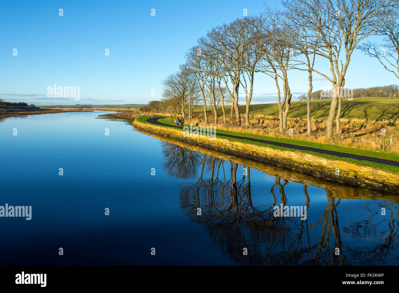Lo stoppino fiume percorso su una tranquilla giornata, Wick, Caithness in Scozia, Regno Unito Foto Stock