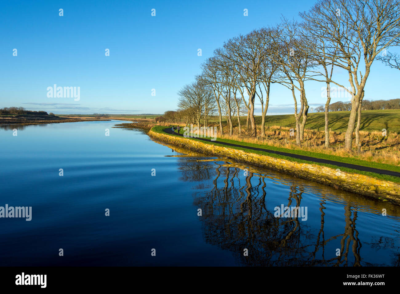 Lo stoppino fiume percorso su una tranquilla giornata, Wick, Caithness in Scozia, Regno Unito Foto Stock