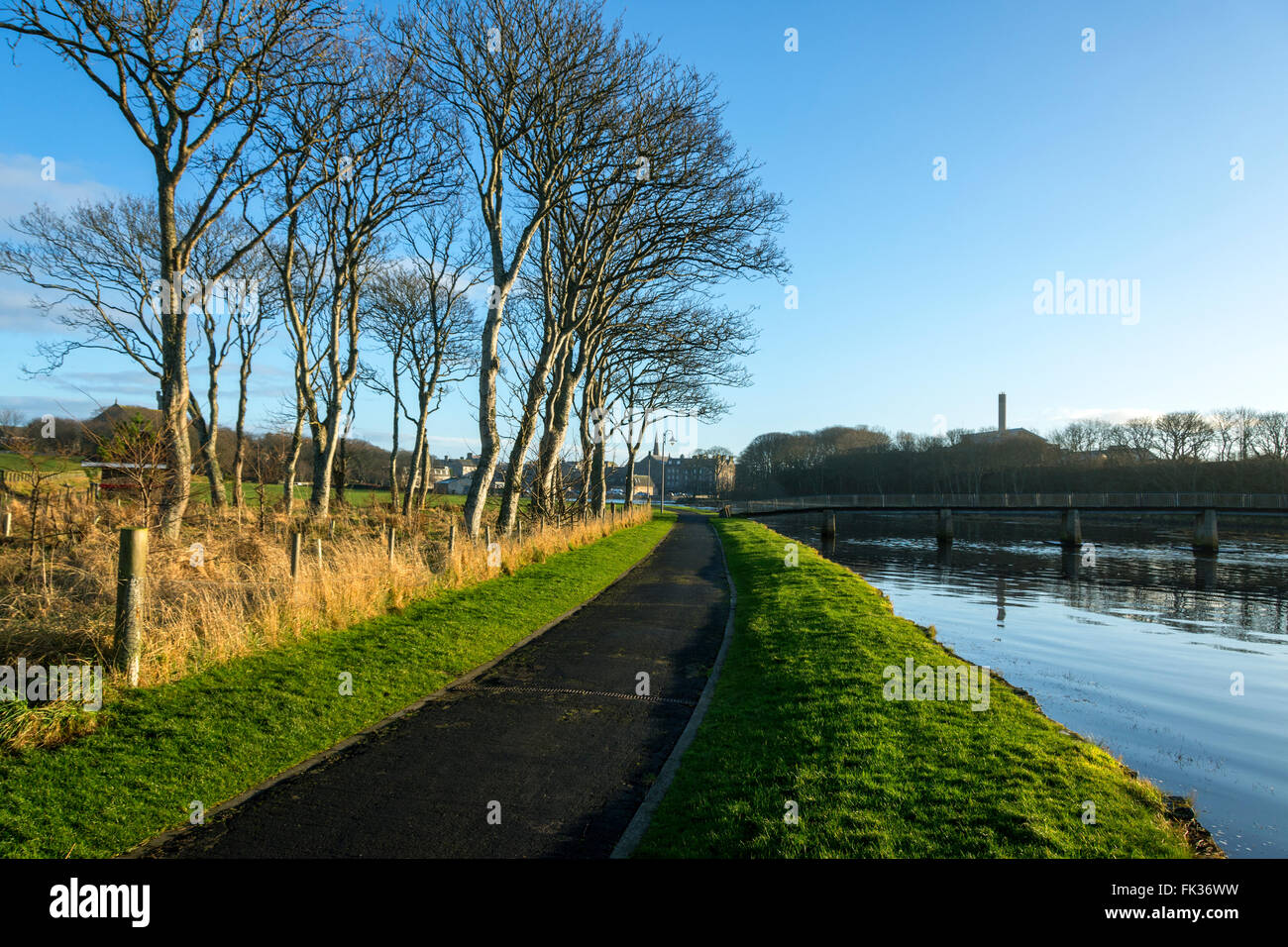 Lo stoppino fiume percorso su una tranquilla giornata, Wick, Caithness in Scozia, Regno Unito Foto Stock