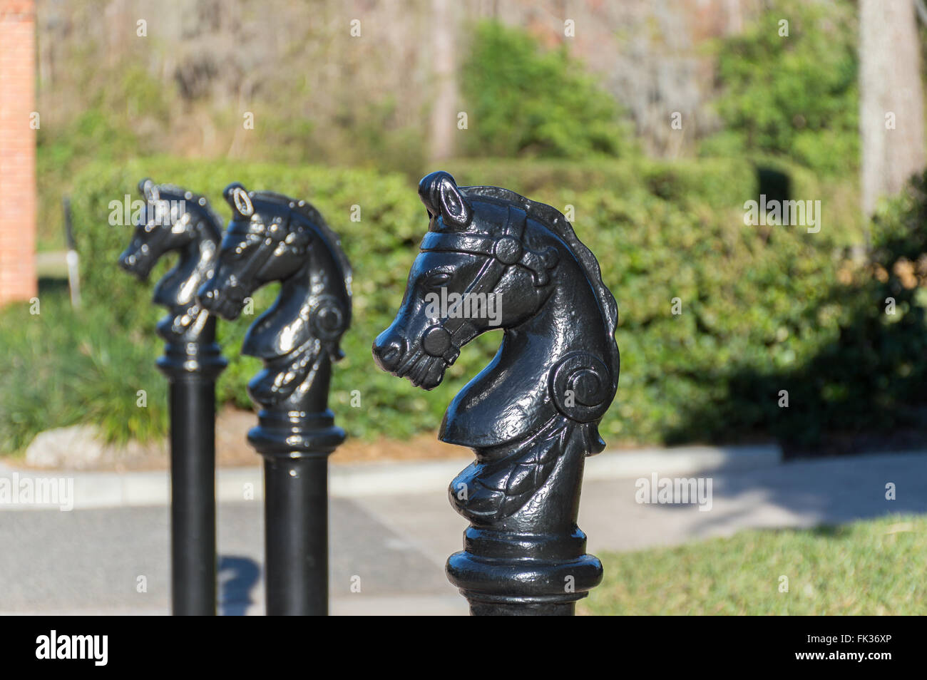 Verniciato di colore nero bollard conformata come una testa di cavallo Foto Stock
