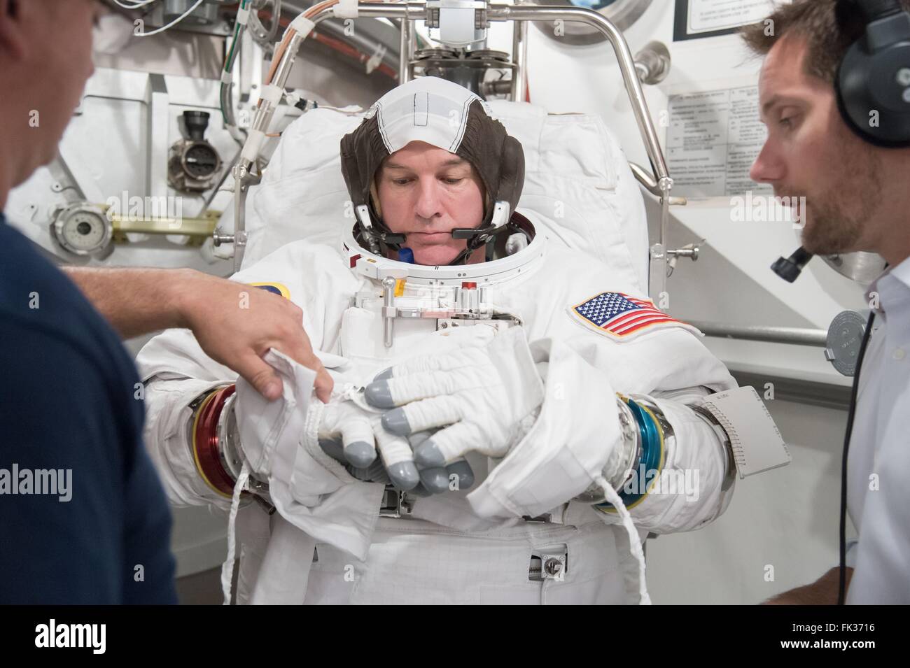 L'astronauta della NASA Jeff Williams nel suo Extravehicular Mobility Unit tuta spaziale durante l equipaggio SSATA UEM di certificazione e di formazione presso il Johnson Space Center Ottobre 8, 2015 in Houston, Texas. Foto Stock
