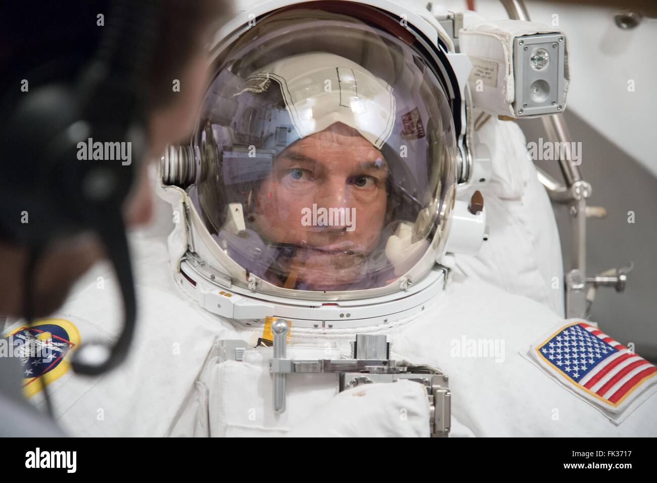 L'astronauta della NASA Jeff Williams nel suo Extravehicular Mobility Unit tuta spaziale durante l equipaggio SSATA UEM di certificazione e di formazione presso il Johnson Space Center Ottobre 8, 2015 in Houston, Texas. Foto Stock
