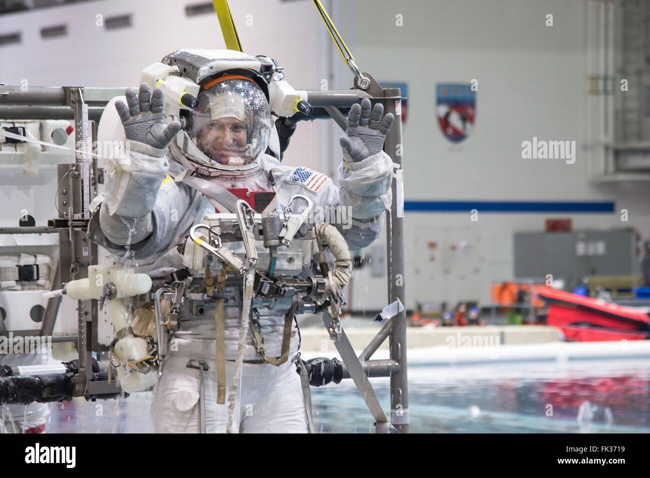 L'astronauta della NASA Jeff Williams nel suo Extravehicular Mobility Unit tuta spaziale durante ISS EVA la formazione di manutenzione presso la galleggiabilità neutra Laboratorio Johnson Space Center Aprile 2, 2015 in Houston, Texas. Foto Stock