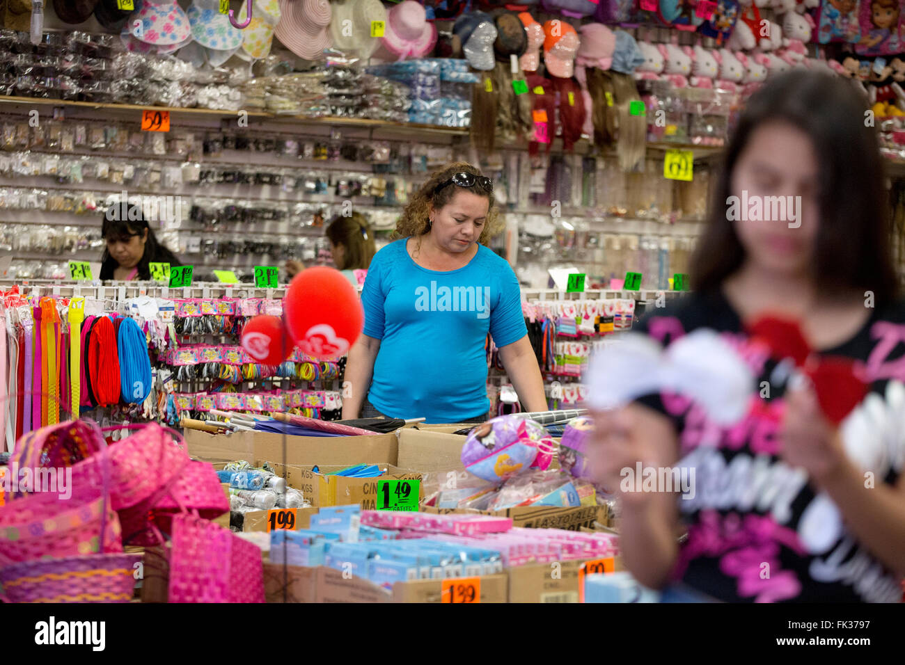 People Shopping in un negozio di sconti in Calexico, California al confine con il Messico Foto Stock