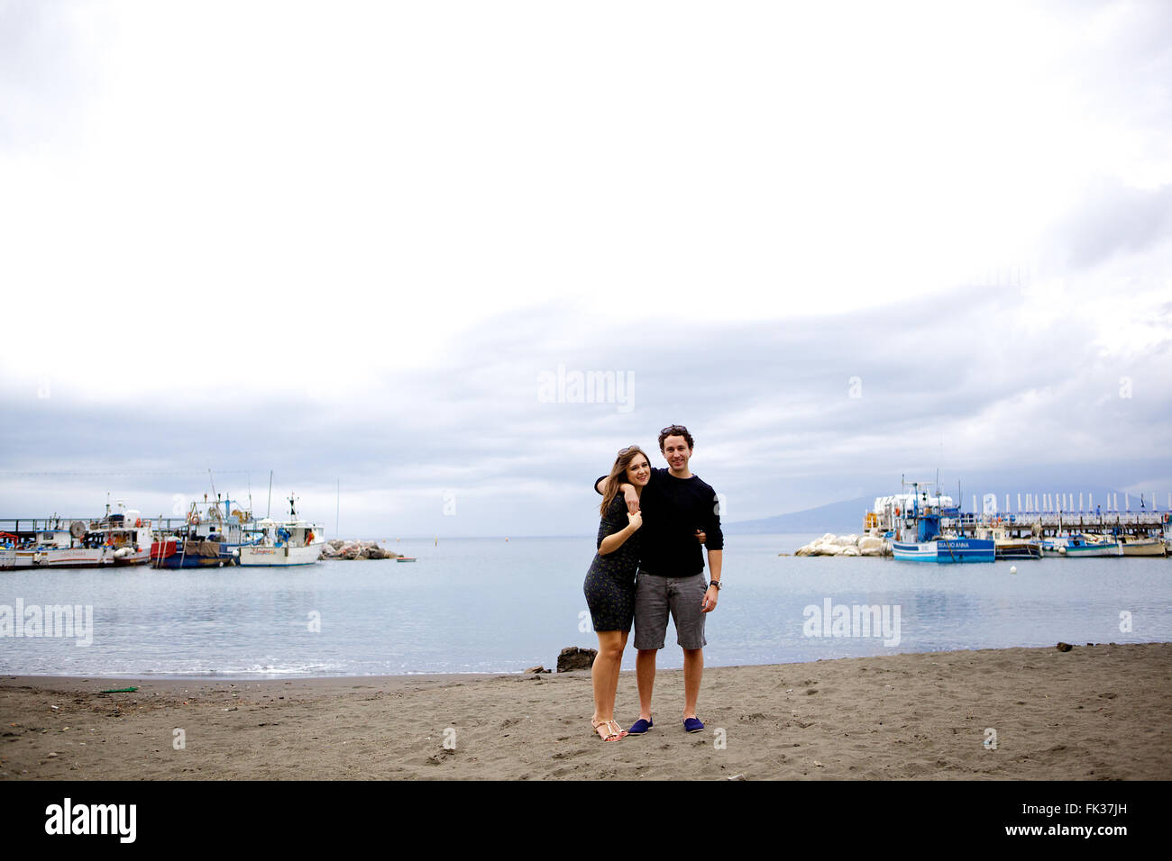 I giovani, in amore brunette coppia in vacanza in Italia, guardando fuori per la Costiera Amalfitana, Sorrento porto di Marina Grande Foto Stock