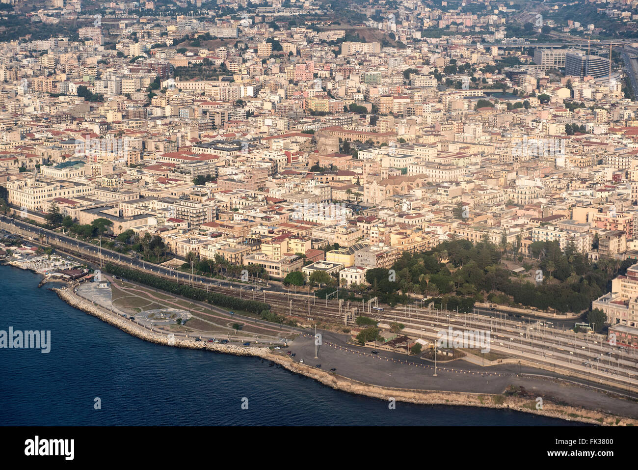 Reggio Calabria, Calabria, nel sud dell'Italia. Vista aerea attraverso il Mar Mediterraneo. Di fronte vi è Messina, Sicilia. Foto Stock
